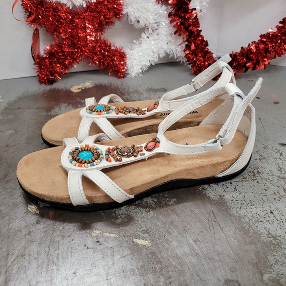 Minnetonka Shoes - MINNETONKA SANDALS WHITE BEADS SZ 8 LEATHER